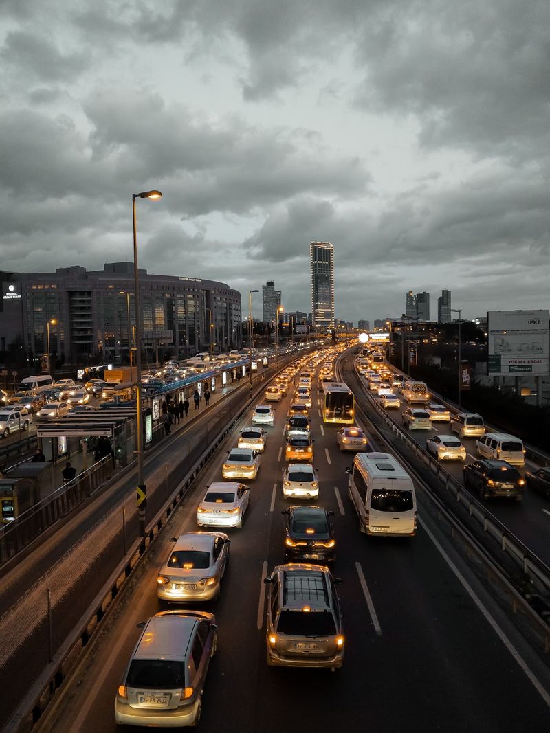 萬安演習一連四天！這時段外送沒得叫，搭公車有影響？各縣市應如何因應？ Title: 萬安演習影響台灣各地交通，如何因應外送和公車服務？萬安演習,影響交通,外送服務,公車服務,各縣市因應