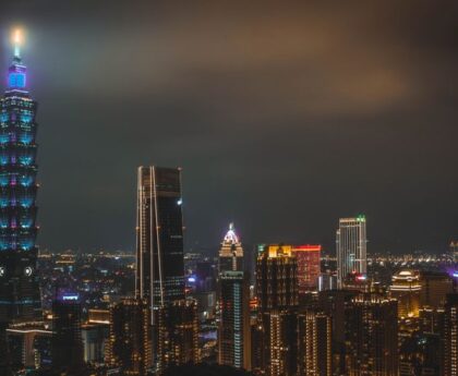 6縣市已達颱風假標準，花蓮率先宣布停班停課！最新風雨預測 ... 【編輯探索】台灣多地面臨颱風威脅，學校、企業紛紛採取應對措施停班停課,颱風假,風雨預測,台灣,花蓮,學校,企業,應